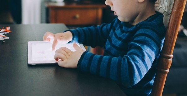 Enfant qui joue sur une tablette